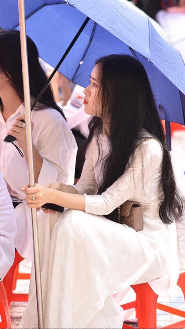 Khoảnh khắc chụp lén cũng không thể “hạ bệ” được nhan sắc của cô gái này.