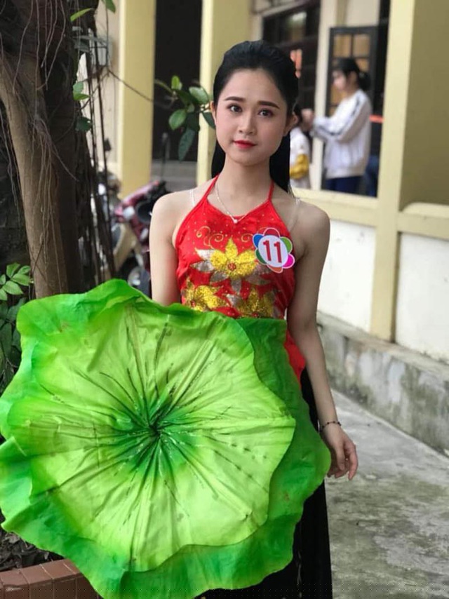 Không chỉ xinh đẹp, nữ sinh này còn chăm chỉ tham gia các hoạt động chung.