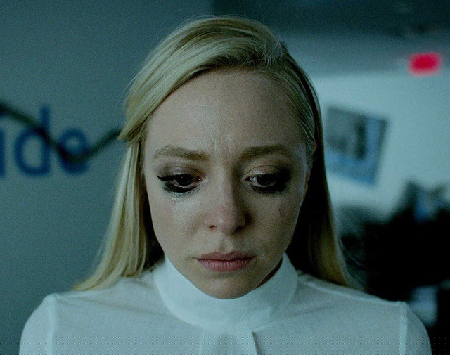 Anh ấy không bao giờ ở bên khi bạn gái cần. Điều này không nhất thiết là người đàn ông lúc nào cũng phải ngồi trước mặt bạn gái. Tuy nhiên, nếu anh ta thường không có mặt trong những lúc quan trọng với cô ấy hoặc chỉ giả vờ lắng nghe, người phụ nữ có thể cảm nhận được điều đó và chẳng ai muốn một mối quan hệ như vậy.