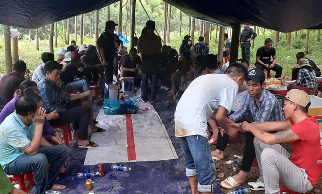 Lực lượng chức năng bắt quả tang các đối tượng trên đánh bạc trong rừng cao su