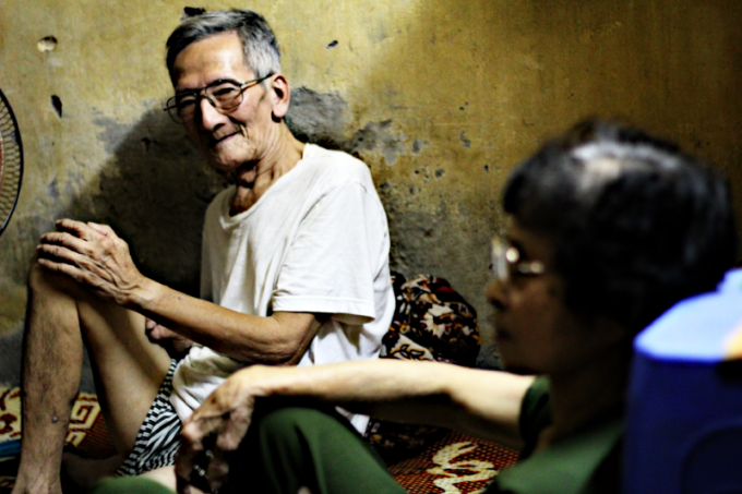 Vợ chồng ông Hải đã ở trên nóc nhà vệ sinh công cộng hơn 20 năm