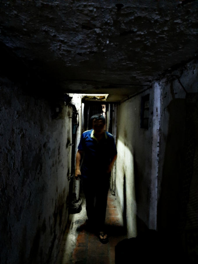 Con ngõ chật hẹp chỉ vừa người anh Xuân đi