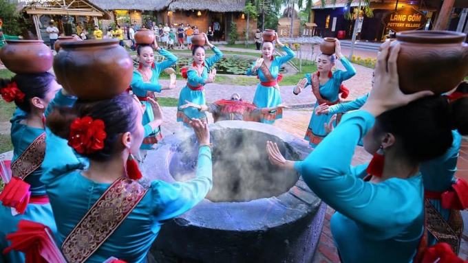 Du khách theo dõi minishow