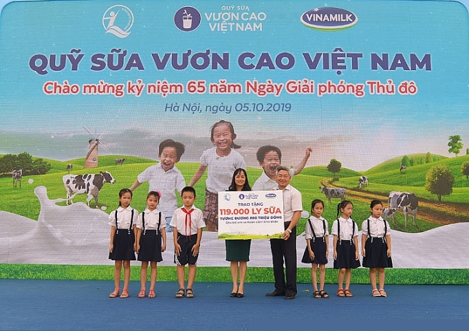 Bà Nguyễn Minh Tâm – Giám đốc Chi nhánh Vinamilk Hà Nội trao tặng bảng tượng trưng 119.000 ly sữa của Quỹ sữa Vươn cao Việt Nam cho hơn 1.300 em học sinh có hoàn cảnh khó khăn tại Hà Nội.