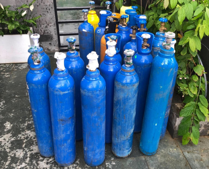 Số bình khí cười còn chưa sử dụng tại villa B&amp;amp;B do Phúc đang quản lý.