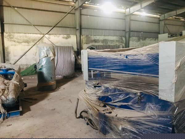 Máy móc nhập về để trong nhà xưởng chưa được lắp đặt. Ảnh: Trần Quý