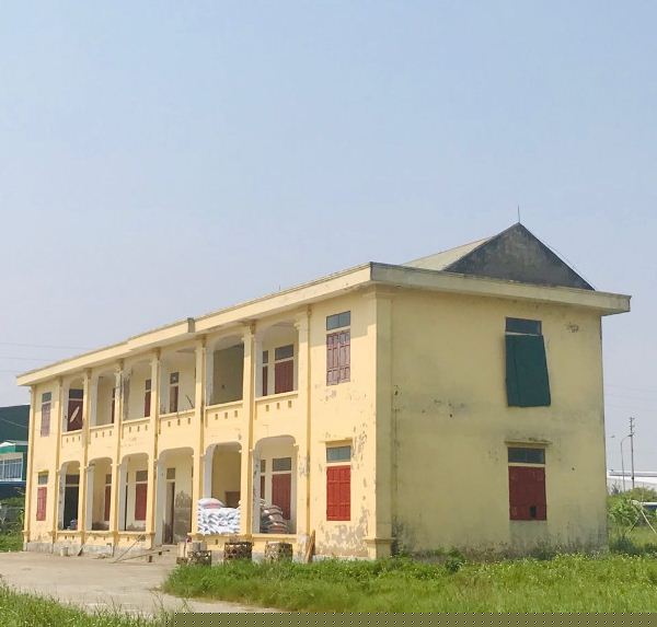 Hoang vắng nhà điều hành. Ảnh: Trần Quý