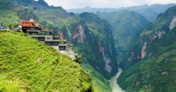 Địa ốc 6AM: Mã Pì Lèng quằn quại trước bê tông