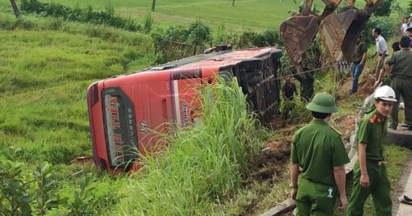 Lật xe giường nằm, hàng chục người thương vong