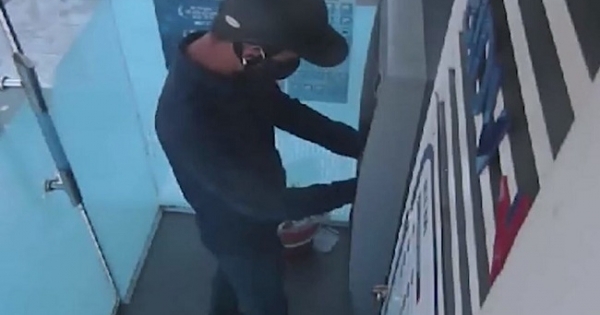 Truy tìm hai đối tượng lắp thiết bị vào cây ATM đánh cắp thông tin của khách hàng