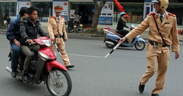 Vì sao đề xuất bỏ quy định cảnh sát giao thông phải đeo 