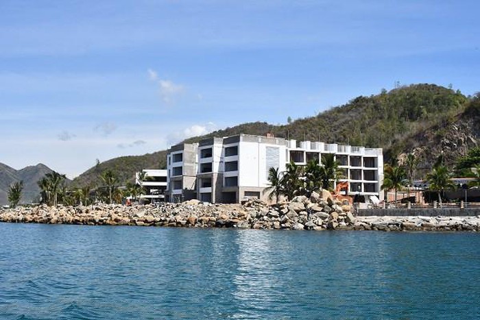Hàng trăm mét mặt biển vịnh Nha Trang trước mặt dự án đã bị đá lấp đầy. Ảnh Minh Ngọc