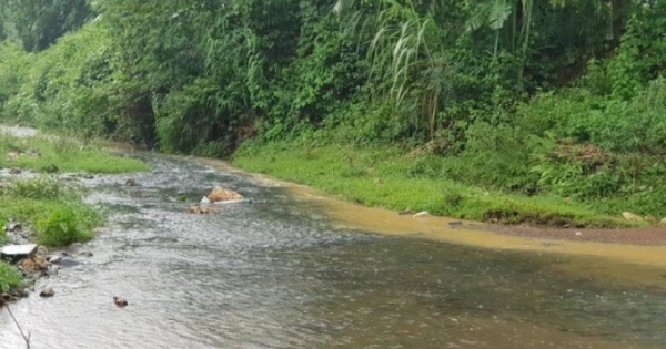 Nóng: Phát hiện suối đầu nguồn gần nhà máy nước sạch Sông Đà có hiện tượng dầu loang đã qua sử dụng