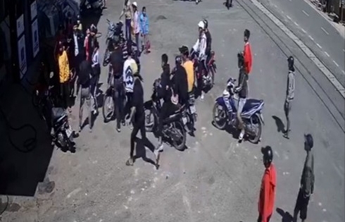 Lâm Đồng: Clip ghi lại cảnh nam sinh cấp 2 bị nhóm đối tượng vây đánh