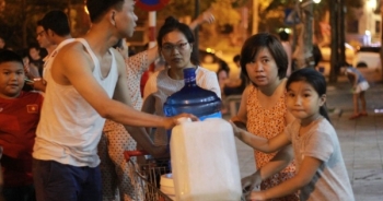 Người dân Hà Nội mang xô chậu, xếp hàng lúc nửa đêm lấy nước sạch miễn phí