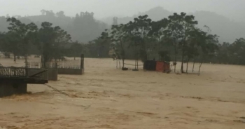 Hà Tĩnh: Mưa lớn, đường đến trường bị chia cắt gần 1 vạn học sinh phải nghỉ học