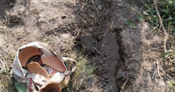 Đào mộ chôn con gái mới mất, tá hỏa phát hiện tiếng trẻ khóc và sự thật "lạnh người"