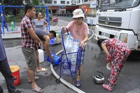 Người Hà Nội khổ sở xếp hàng xin nước sạch rồi lại vội vàng đổ đi?