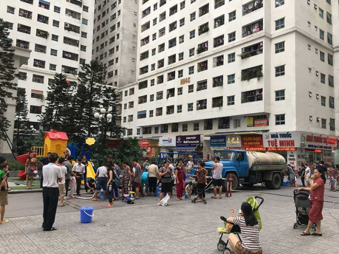 Người dân khu chung cư HH Linh Đàm (Hoàng Mai, Hà Nội) xếp hàng lấy nước sạch từ xe téc. Ảnh: CTV