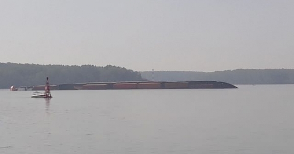 Tàu chở gần 300 container với 8.000 tấn hàng bị chìm trên sông Long Tàu