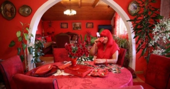 Mục sở thị căn phòng "nóng nhức mắt" của quý bà mê màu đỏ