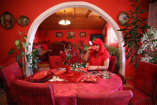 Zorica Rebernik đang uống c&agrave; ph&ecirc; trong ng&ocirc;i nh&agrave; của m&igrave;nh ở l&agrave;ng Breze gần Tuzla, Bosnia v&agrave; Herzegovina ng&agrave;y 16/10/2019.