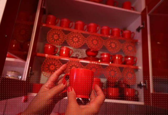 Những t&aacute;ch c&agrave; ph&ecirc; cũng đều m&agrave;u đỏ