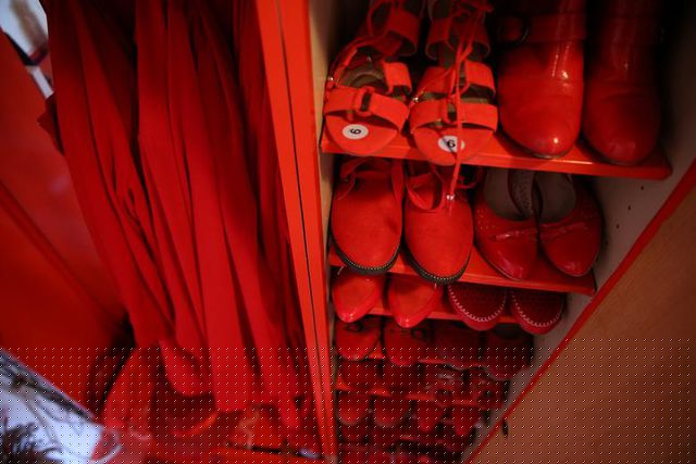 Mọi gi&agrave;y d&eacute;p của b&agrave; Zorica Rebrenik đều l&agrave; t&ocirc;ng đỏ