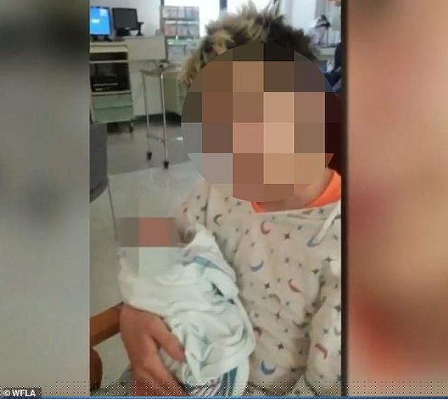 Nạn nhân chụp ảnh với con của Mowry vào tháng 10/2014