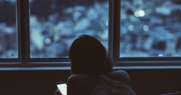 Sử dụng điện thoại quá nhiều, cô gái 16 tuổi mắc bệnh mù màu