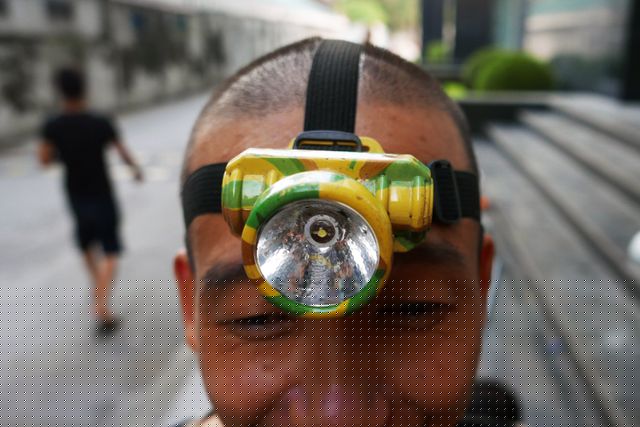 Hai ngày nay, sau khi có thông tin nguồn nước cấp về đã cải thiện, ban quản lý tòa nhà thuê một đơn vị môi trường chuyên nghiệp thau rửa bể. Vì là bể ngầm không có ánh sáng, các công nhân phải đeo đèn pin trước khi xuống hầm.