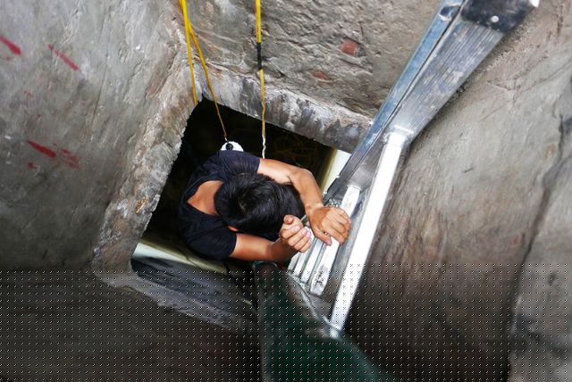 Lối vào hầm bể nhỏ hẹp, sâu hun hút.