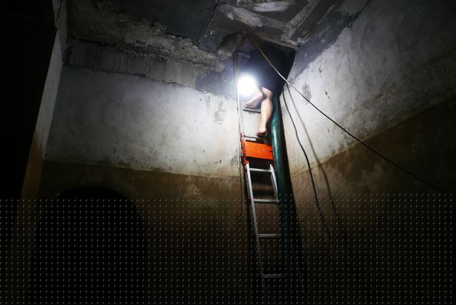 Hầm bể có thể tích tới 3.500 m3, được chia thành nhiều khoang với 3 tầng bể khách nhau. Ở tầng trên cùng, có thể quan sát rõ phần thành bể đậm màu nâu của dầu thải giới hạn bởi vệt ngấn nước đã rút cạn.