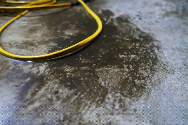 Cận cảnh vệt dầu thải đọng lại trên sàn một khoang bể đã thau rửa gần xong. Phần việc cuối cùng của các công nhân là làm sạch những vệt dầu thải này, không nhiều nhưng là phần việc khó khăn nhất.