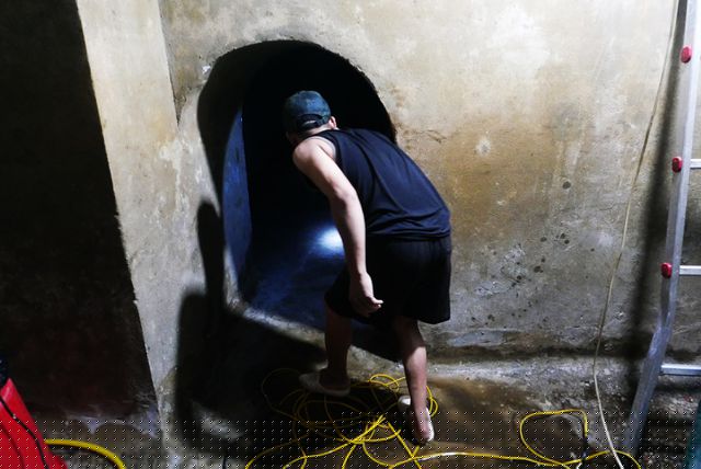 Hầm bể khổng lồ có rất nhiều khoang khách nhau, hàng chục công nhân làm việc vất vả suốt 2 ngày để lần lượt vệ sinh từ khoang này sang khoang khác.