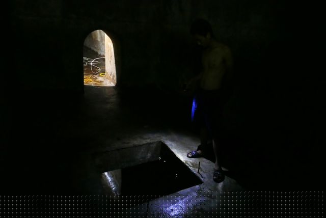 Hầm bể tăm tối, nồng nặc mùi dầu thải. Đơn vị thực hiện phải bố trí quạt công suất lớn thổi khí từ trên mặt đất xuống hầm.