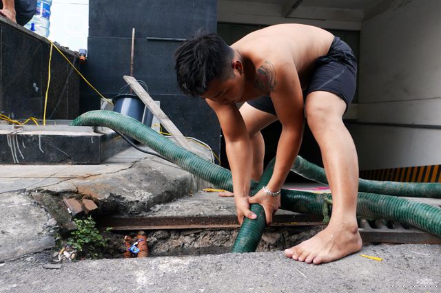 Mùi khét của dầu thải ám đầy bể chứa khiến các công nhân chỉ có thể làm việc trong một thời gian ngắn là phải lên mặt đất