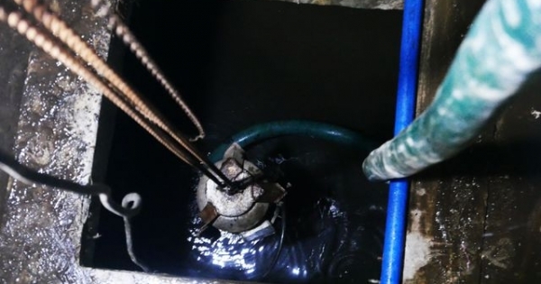 Chung cư tại Hà Nội: Nước vẫn đặc sệt, nhầy nhụa dầu thải khi rửa bể