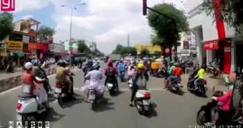 Clip: Xe tải tông hàng loạt xe máy đang dừng đèn đỏ