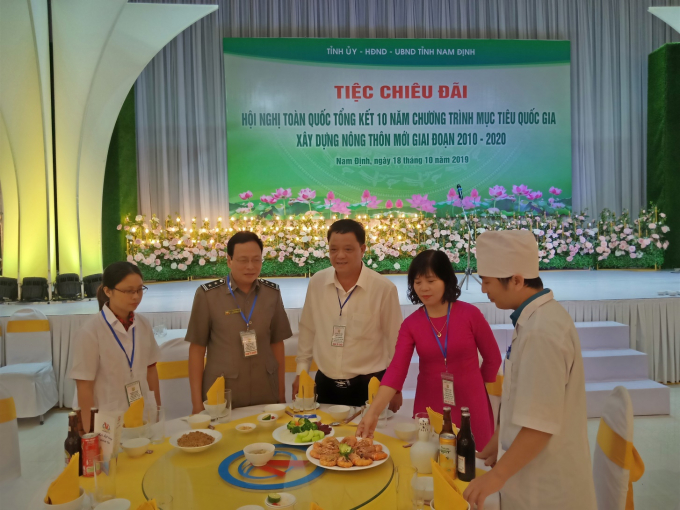 Giám đốc và Phó Giám đốc sở NN &amp;amp; PTNT cùng Lãnh đạo Chi cục ATTP kiểm tra tiệc Hội nghị.