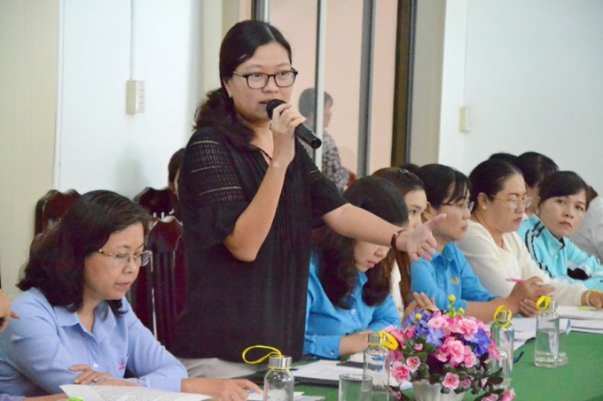 C&aacute;c đai biểu nữ tập trung ph&aacute;t biểu, đ&oacute;ng g&oacute;p nhiều &yacute; kiến, đề xuất thiết thực đến nội dung li&ecirc;n quan đến vấn đề nữ giới. Ảnh: LỤC T&Ugrave;NG