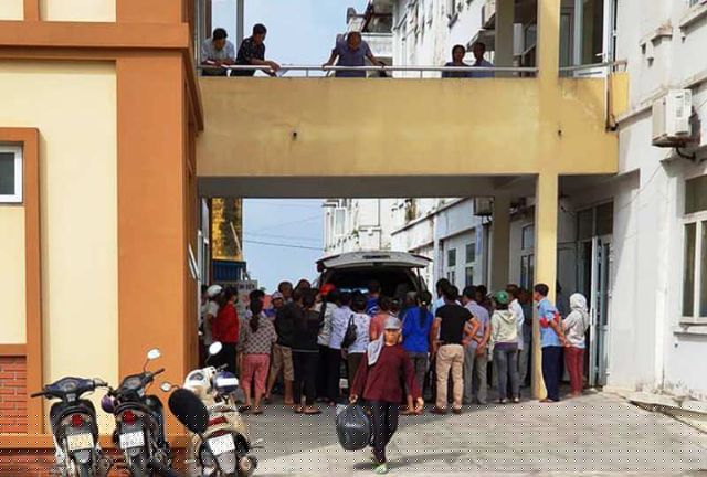 Các công nhân có biểu hiện buồn nôn, chóng mặt được đưa đến Bệnh viện điều trị