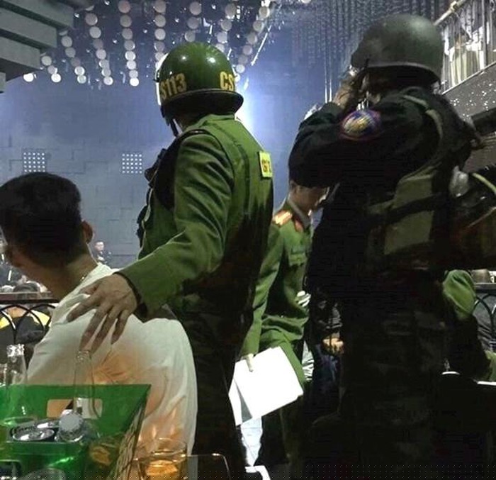 Lực lượng chức năng kiểm tra bên trong vũ trường Star 3 Club. Ảnh: N.Minh