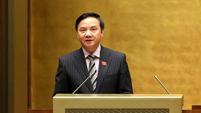 Chủ nhiệm Ủy ban Pháp luật Nguyễn Khắc Định trình bày báo cáo tại hội trường