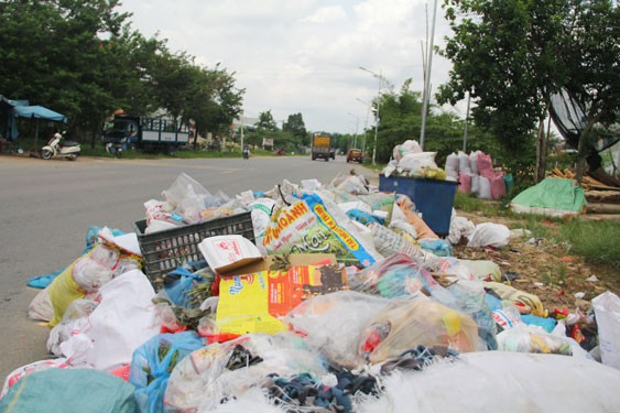 Rác ngập tràn trên nhiều tuyến đường ở tỉnh Quảng Nam. Ảnh TRẦN THƯỜNG