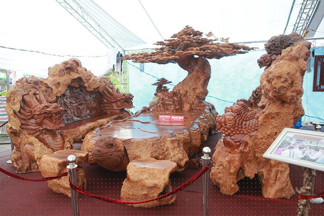 Bộ bàn ghế tiền tỷ