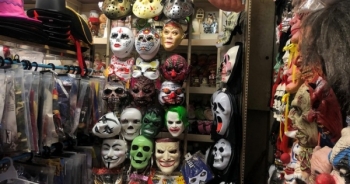 Đồ hóa trang ma quái giá bạc triệu vẫn đắt khách