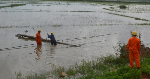 Gần 700.000 hộ dân bị mất điện trong cơn bão số 5 tại miền Trung