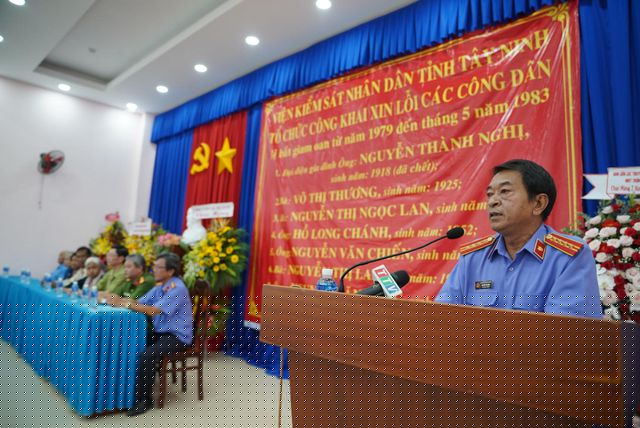 Đại diện Viện KSND tỉnh Tây Ninh xin lỗi (ảnh: H.Y).