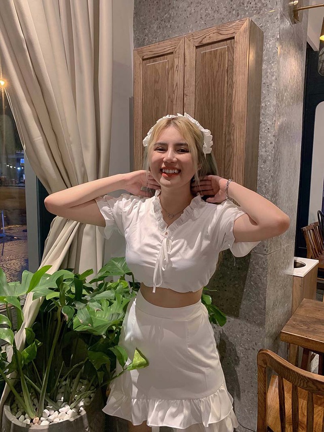 Khanh cảm thấy hài lòng với cuộc sống hiện tại.